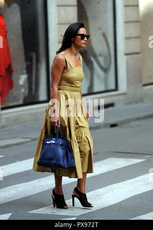 Milano, Rula Jebreal passeggiate nel centro di Rula Jebreal, palestinese per la giornalista e scrittore di cittadinanza israeliana, naturalizzato e residenti in Italia, stupito per le strade del centro. Qui si è vestito molto elegantemente, passeggiate in via Montenapoleone. Foto Stock