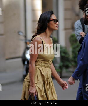 Milano, Rula Jebreal passeggiate nel centro di Rula Jebreal, palestinese per la giornalista e scrittore di cittadinanza israeliana, naturalizzato e residenti in Italia, stupito per le strade del centro. Qui si è vestito molto elegantemente, passeggiate in via Montenapoleone. Foto Stock