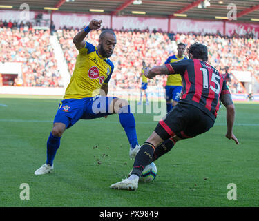 Adam Smith di Bournemouth tentativi di dribbling passato Nathan Redmond di Southampton durante il match di Premier League tra AFC Bournemouth e Southampton alla vitalità Stadium, Bournemouth, Inghilterra il 20 ottobre 2018. Foto di Simon Carlton. Solo uso editoriale, è richiesta una licenza per uso commerciale. Nessun uso in scommesse, giochi o un singolo giocatore/club/league pubblicazioni. Foto Stock