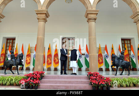 New Delhi, India. Xx oct, 2018. Primo Ministro indiano Narendra Modi (R) scuote le mani con visitare lo Sri Lanka Ranil Wickremesinghe a Nuova Delhi, India, 20 ott. 2018. Credito: Partha Sarkar/Xinhua/Alamy Live News Foto Stock