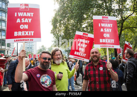 Londra, Regno Unito. 20 ottobre, 2018. Pro-UE i deputati del partito laburista unisciti a centinaia di migliaia di persone che prendono parte al voto popolare marzo per il futuro per chiedere un voto finale sul Brexit trattativa. Il voto popolare è una campagna di grassroots supportato da aprire la Gran Bretagna, Movimento europeo, Regno Unito Gran Bretagna per l'Europa, gli scienziati dell'UE, più sano in, il nostro futuro la nostra scelta, per il nostro futuro dell'amore, del Galles per Europa e InFacts. Credito: Mark Kerrison/Alamy Live News Foto Stock