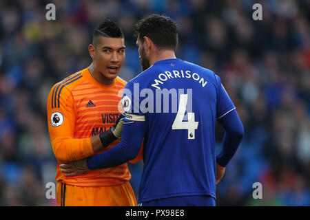 Cardiff City capitano Sean Morrison parla a Cardiff City portiere Neil Etheridge (l). Premier League, Cardiff City v Fulham al Cardiff City Stadium sabato 20 ottobre 2018. Questa immagine può essere utilizzata solo per scopi editoriali. Solo uso editoriale, è richiesta una licenza per uso commerciale. Nessun uso in scommesse, giochi o un singolo giocatore/club/league pubblicazioni. pic da Andrew Orchard/Andrew Orchard fotografia sportiva/Alamy Live news Foto Stock