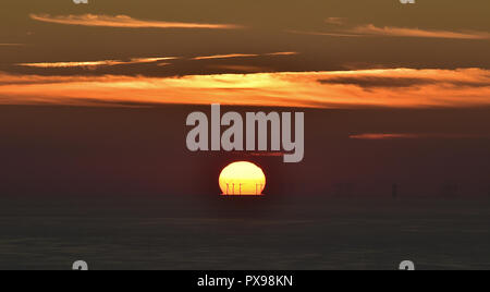 Eastbourne, Regno Unito. Xx oct, 2018. I visitatori osservano il tramonto del Rampion wind farm in distanza da Beachy Head questa sera dopo un altro giorno di caldo clima soleggiato sulla costa sud Credito: Simon Dack/Alamy Live News Foto Stock