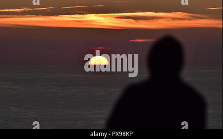 Eastbourne, Regno Unito. Xx oct, 2018. I visitatori osservano il tramonto del Rampion wind farm in distanza da Beachy Head questa sera dopo un altro giorno di caldo clima soleggiato sulla costa sud Credito: Simon Dack/Alamy Live News Foto Stock