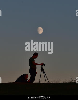 Eastbourne, Regno Unito. Xx oct, 2018. I visitatori avranno vicino al bordo della scogliera a guardare il tramonto da Beachy Head questa sera dopo un altro giorno di caldo clima soleggiato sulla costa sud Credito: Simon Dack/Alamy Live News Foto Stock