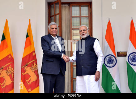 New Delhi, India. Xx oct, 2018. Primo Ministro indiano Narendra Modi (R) scuote le mani con visitare lo Sri Lanka Ranil Wickremesinghe a Nuova Delhi, India, 20 ott. 2018. Credito: Partha Sarkar/Xinhua/Alamy Live News Foto Stock