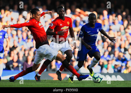 Stamford Bridge, Londra, Regno Unito. Xx oct, 2018. EPL Premier League Football, Chelsea contro Manchester United; Chris Smalling del Manchester United sfide Ngolo Kante di Chelsea Credito: Azione Sport Plus/Alamy Live News Foto Stock