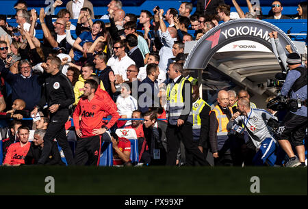 Londra, Regno Unito. Xx oct, 2018. Marco Ianni assistant coach di Chelsea (destra) sul suo modo di celebra il Ross Barkley equalizzatore in ritardo nella parte anteriore di Jose Mourinho manager del Manchester United che conduce al perimetro busto-up durante il match di Premier League tra Chelsea e Manchester United a Stamford Bridge, Londra, Inghilterra il 20 ottobre 2018. Foto di Liam McAvoy. Credit: UK Sports Pics Ltd/Alamy Live News Foto Stock