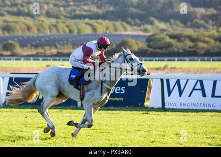 Silver Streak (jockey Adam Cuneo) sul modo di vincere il 2018 Dunraven gruppo Welsh Campione Hurdle a Ffos Las racecourse Foto Stock