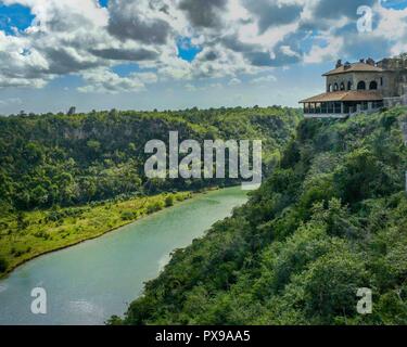 La Romana, Repubblica Dominicana. 14 gen 2009. Il fiume ChavÃ³n a La Romana Repubblica Dominicana, visto da Altos de Chavon, una ri-creazione di un sedicesimo secolo in stile mediterraneo villaggio europeo e una destinazione preferita dai turisti. Credito: Arnold Drapkin/ZUMA filo/Alamy Live News Foto Stock