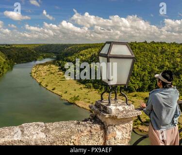 La Romana, Repubblica Dominicana. 14 gen 2009. Un turista femminile vedute del Fiume ChavÃ³n a La Romana Repubblica Dominicana, visto da Altos de Chavon, una ri-creazione di un sedicesimo secolo in stile mediterraneo villaggio europeo e una destinazione preferita dai turisti. Credito: Arnold Drapkin/ZUMA filo/Alamy Live News Foto Stock