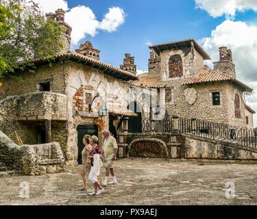 La Romana, Repubblica Dominicana. 14 gen 2009. I turisti a piedi passato Casa del Rio, un ristorante in Altos de Chavon, una ri-creazione di un sedicesimo secolo in stile mediterraneo villaggio europeo a La Romana Repubblica Dominicana, una destinazione preferita dai turisti. Credito: Arnold Drapkin/ZUMA filo/Alamy Live News Foto Stock