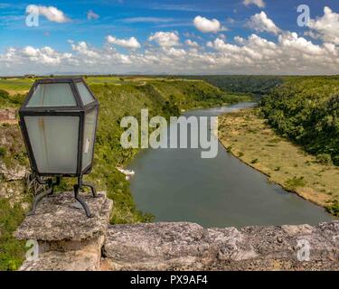 La Romana, Repubblica Dominicana. 14 gen 2009. Il fiume ChavÃ³n a La Romana Repubblica Dominicana, visto da Altos de Chavon, una ri-creazione di un sedicesimo secolo in stile mediterraneo villaggio europeo e una destinazione preferita dai turisti. Credito: Arnold Drapkin/ZUMA filo/Alamy Live News Foto Stock