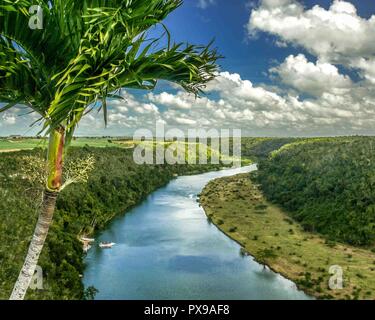 La Romana, Repubblica Dominicana. 14 gen 2009. Il fiume ChavÃ³n a La Romana Repubblica Dominicana, visto da Altos de Chavon, una ri-creazione di un sedicesimo secolo in stile mediterraneo villaggio europeo e una destinazione preferita dai turisti. Credito: Arnold Drapkin/ZUMA filo/Alamy Live News Foto Stock