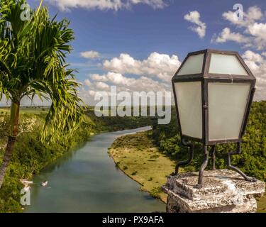 La Romana, Repubblica Dominicana. 14 gen 2009. Il fiume ChavÃ³n a La Romana Repubblica Dominicana, visto da Altos de Chavon, una ri-creazione di un sedicesimo secolo in stile mediterraneo villaggio europeo e una destinazione preferita dai turisti. Credito: Arnold Drapkin/ZUMA filo/Alamy Live News Foto Stock