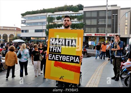 Atene, Grecia. Xx oct, 2018. Un partecipante visto tenendo un cartello scritto su insieme per la libertà durante la passeggiata.Gli attivisti hanno partecipato nella 5 a piedi per la libertà 2018 ad Atene, un evento che si propone di diffondere la consapevolezza circa il traffico di esseri umani e di far sapere alla gente che esiste ancora la schiavitù. Credito: Helen Paroglou SOPA/images/ZUMA filo/Alamy Live News Foto Stock