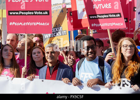 Londra, Regno Unito. Xx oct, 2018. Il sindaco di Londra Sadiq Khan con i giovani elettori al voto popolare marzo. Credito: Kevin J. Frost/Alamy Live News Foto Stock