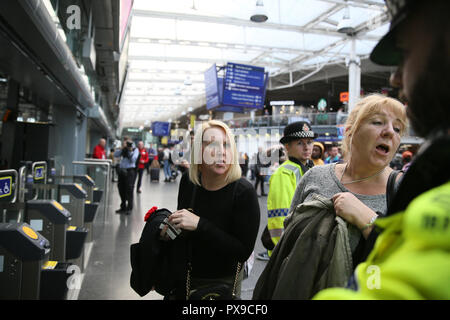 Manchester, Regno Unito. 20 ott 2018. Difesa inglese i membri della Lega grida di polizia, premere e anti razzisti, stazione di Piccadilly, Manchester. Xx Ottobre 2018 (C)Barbara Cook/Alamy Live News Foto Stock