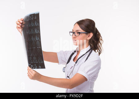 Donna che mantiene il cervello MRI film per vedere per la diagnostica e la relazione su sfondo bianco. Medico, il medico e il concetto di assistenza sanitaria Foto Stock