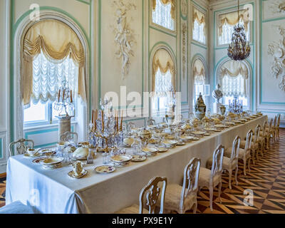 18 Settembre 2018: Peterhof, San Pietroburgo, Russia - Il bianco Sala banchetti, Peterhof Palace. Foto Stock