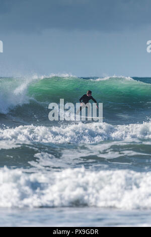 Navigare in Regno Unito - un surfista in sella a una grande onda a Fistral a Newquay in Cornovaglia. Foto Stock