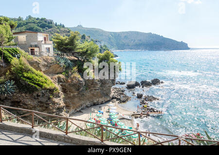 Litorale di Palinuro con le sue meravigliose acque cristalline del mare e le grotte Foto Stock