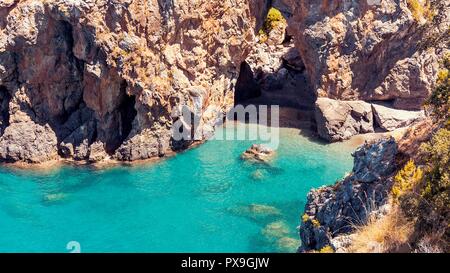 Seacoast vicino l'Arco Magno in San Nicola d'Arcella, Calabria Italia Foto Stock