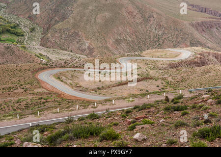 Molto del percorso di avvolgimento in cui si possono vedere tre curve e una linea retta tra le montagne Foto Stock