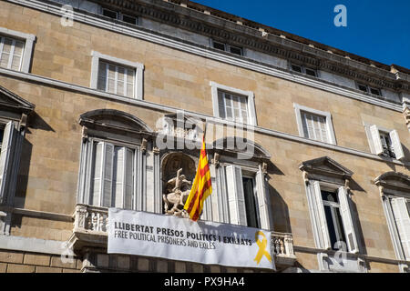 Liberare i prigionieri politici e gli esuli,Poster,banner,da, balcone,a,Municipio,Ajuntament de Barcelona,Barcellona,Catalano,Catalogna,Catalunya,Spagna, Foto Stock