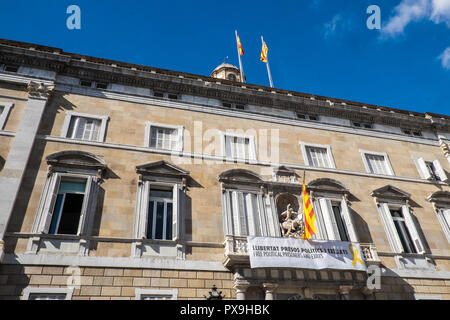 Liberare i prigionieri politici e gli esuli,Poster,banner,da, balcone,a,Municipio,Ajuntament de Barcelona,Barcellona,Catalano,Catalogna,Catalunya,Spagna, Foto Stock