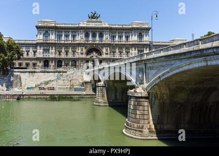 Roma, Italia - 22 giugno 2017: una vista fantastica della Suprema Corte di Cassazione e il fiume Tevere nella città di Roma, Italia Foto Stock