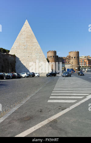 Roma, Italia - 22 giugno 2017: una vista fantastica della Piramide di Caio Cestio e Porta San Paolo nella città di Roma, Italia Foto Stock