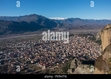 Paesaggio con la città di Kalambaka con Pindo in background. Area vicino con i monasteri e le formazioni rocciose di Meteora, Grecia. Foto Stock