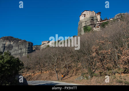 Il monastero di Rousanou o Santa Barbara situato sulle rocce di Meteora in Grecia. Varlaam monastero in background. Foto Stock