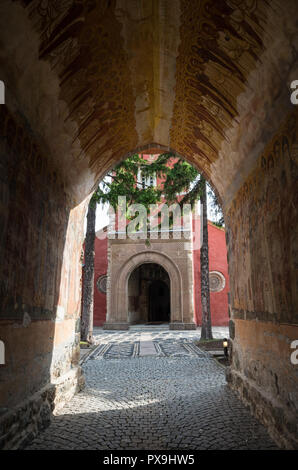 Kraljevo, Serbia - 5 Maggio 2018: Affreschi all'interno del cancello di ingresso in serbo monastero ortodosso Zica, Kraljevo Foto Stock