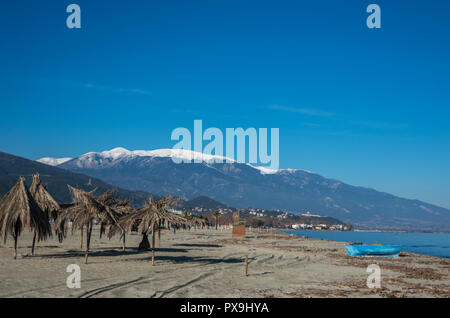 Spiaggia di sabbia in nei pori village con Olympus mountain in background. Soleggiata giornata invernale. Pieria, Grecia. Foto Stock