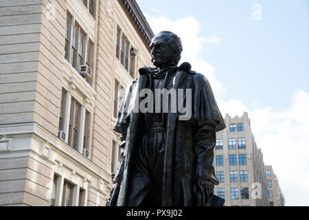 Una statua del generale José Artigas (1764-1850), che ha guidato la lotta per stabilire la prima repubblica di Uruguay, sorge nel quartiere di Soho di Spring Street Park. Foto Stock