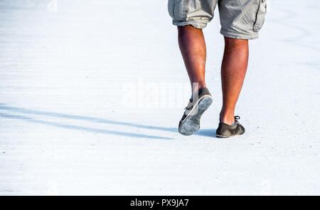 Gli uomini per le gambe nella Death Valley, California, Stati Uniti d'America. Copia spazio per il testo Foto Stock