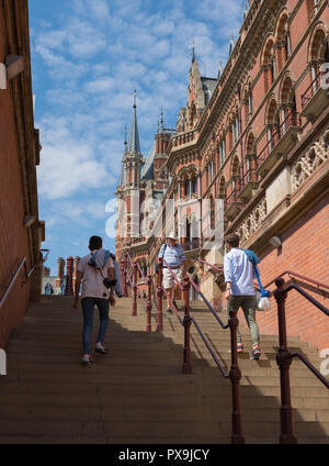 Passi che conducono fino a St Pancras stazione ferroviaria da Pancras Road, Londra Foto Stock