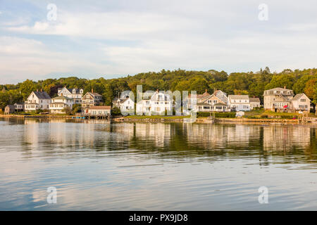 Case sull'acqua nella zona portuale di Boothbay Harbor Maine negli Stati Uniti Foto Stock