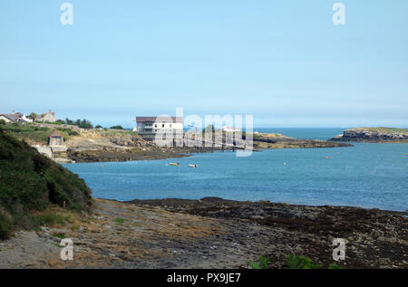 La stazione di salvataggio a Moelfre con la classe Tamar RNLI scialuppa di salvataggio (Kiwi) interno sull'Isola di Anglesey sentiero costiero, Wales, Regno Unito. Foto Stock