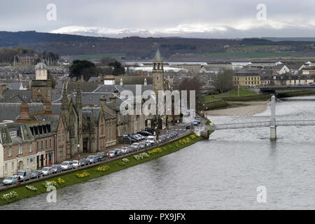 Guardando verso il basso sul fiume Ness e la città di Inverness nel nord-est della Scozia. Foto Stock