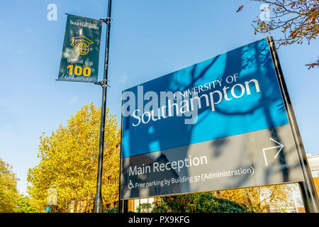 Università di Southampton blu segno di ingresso sulla strada universitaria, Highfield Campus, Southampton, England, Regno Unito Foto Stock