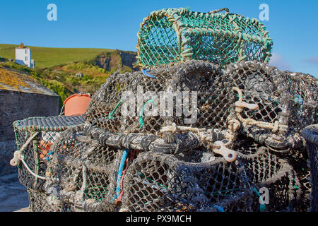 Trappole di pesce giacente in un porto della Cornovaglia Foto Stock