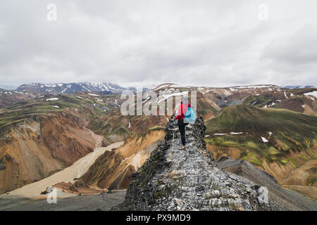 Donna escursioni nelle montagne colorate di Landmannalaugar national park, Islanda. Foto Stock