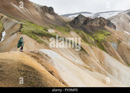 Donna escursioni nelle montagne colorate di Landmannalaugar national park, Islanda. Foto Stock