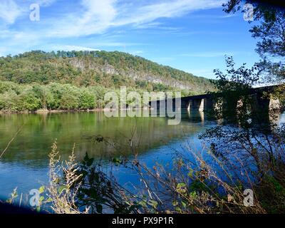 Ponte ferroviario che attraversa il ramo occidentale del fiume Susquehanna in Lycoming County, Pennsylvania rurale, STATI UNITI D'AMERICA. Foto Stock