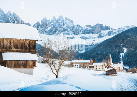 Classic vista panoramica del famoso Dolomiti picchi di montagna con lo storico villaggio di Val di Funes su New Scenic 5 posti al giorno in inverno, Alto Adige, Italia Foto Stock