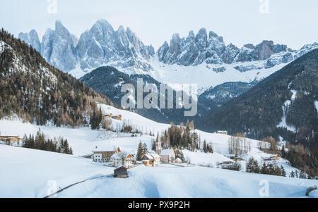 Classic vista panoramica del famoso Dolomiti picchi di montagna con lo storico villaggio di Val di Funes su New Scenic 5 posti al giorno in inverno, Alto Adige, Italia Foto Stock