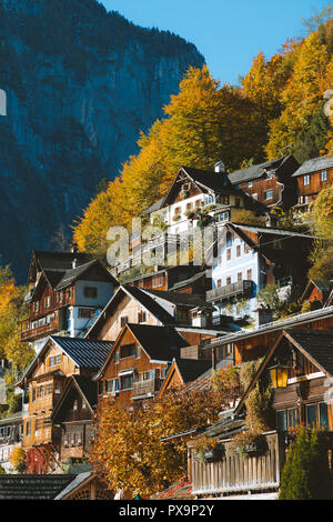 Hallstatt nella caduta, Salzkammergut, Austria Foto Stock